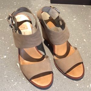 Dolce Vita Wedged Taupe Heel Sandal Size 7 1/2